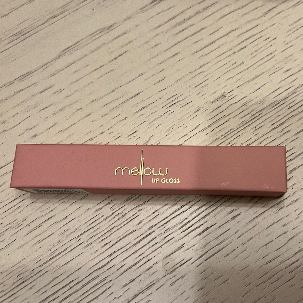 Mellow brand - Lipgloss - BRAND NEW! NEVER OPENED! - Nude/mauve